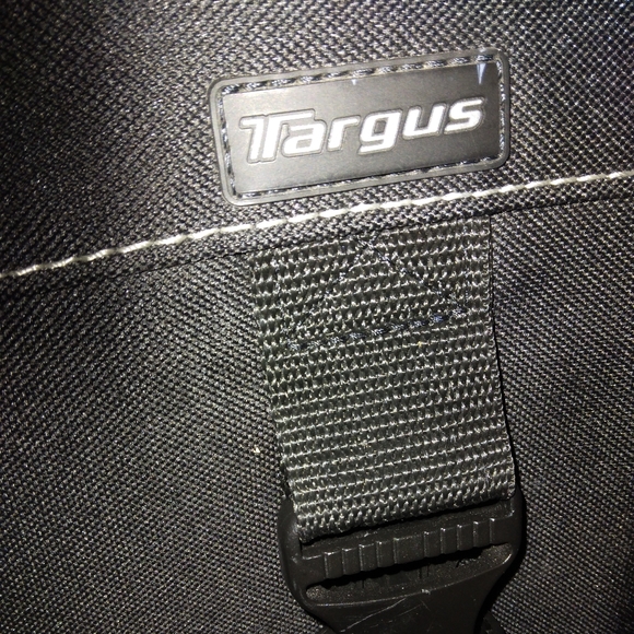 The Targus TCM004US Messenger Notebook Case (Black) is a polyester case that - Picture 2 of 3